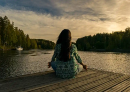 Femme assises devant un étang : Sophrologie et eft, la combinaison gagnante pour le client